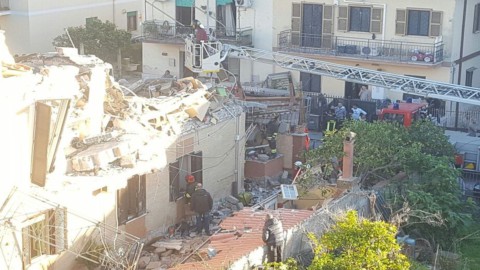 Roma: crolla palazzina di 2 piani (VIDEO)