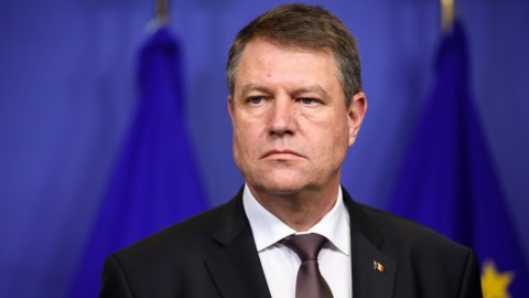 ルーマニア：弾劾の危機にある大統領