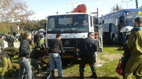 Lastwagen in Jerusalem tötet 4 Soldaten (VIDEO)