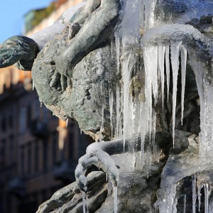 天気：まだ氷点下、雨、風、雪が降る