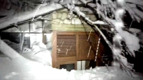 Tremblement de terre et neige : 1 mort, 3 disparus et une avalanche sur un hôtel (VIDEO)