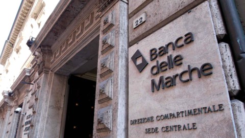 Crack Banca Marche, l’ex dg Bianconi e 16 manager sotto tiro