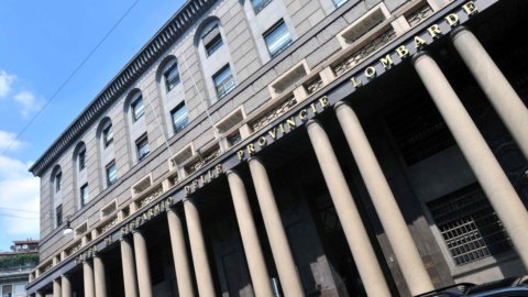 Borsa, Piazza Affari al top grazie a Intesa. Frena Generali