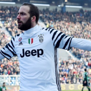 Juve terbang dan menggeliat, Roma tersandung