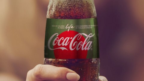 Coca Cola, începe revoluția: mai puțin zahăr și cutii mai mici