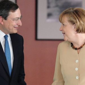 Draghi e Merkel fecham o euro