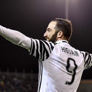 La Juve espugna Cagliari con Higuain ma la Roma non s’arrende