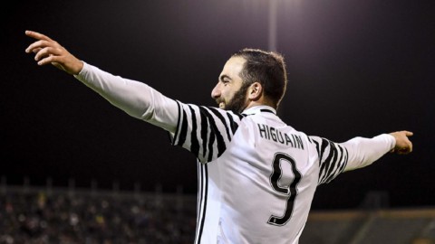 La Juve espugna Cagliari con Higuain ma la Roma non s’arrende