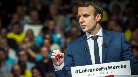 Francia: Macron vola, Valls è con lui