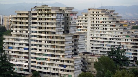 Periferie: fondi dal governo per 24 città, si parte da Scampia