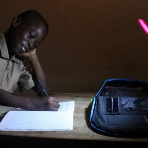 África inventa mochila solar que dá luz a crianças em idade escolar