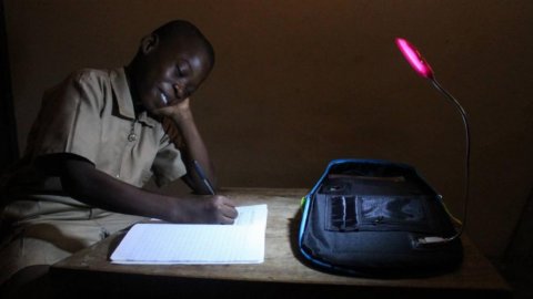 L’Africa inventa lo zainetto solare che dà luce agli scolari