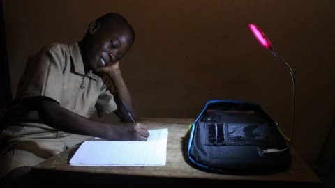 Afrika erfindet den Solarrucksack, der Schulkindern Licht spendet