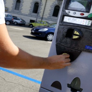 Garis biru: Denda tidak berlaku jika meteran parkir tidak memiliki ATM