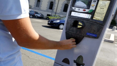 Mavi şeritler: parkmetrede ATM yoksa para cezası uygulanmaz