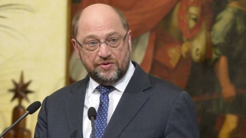 Almanya ve Spd, Merkel'e yeniden açılıyor: Schulz köşede