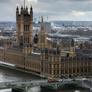 Os problemas de Westminster e Trump pairam sobre os mercados