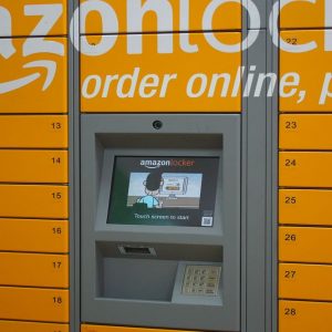Amazon: ora il pacco si ritira (anche) in banca