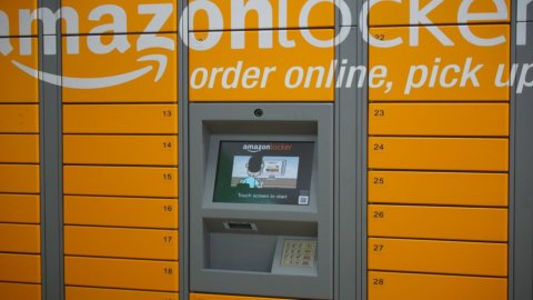 Amazon: ora il pacco si ritira (anche) in banca