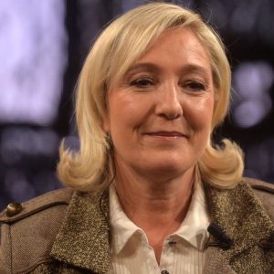 Le Pen sob investigação para assistentes da UE