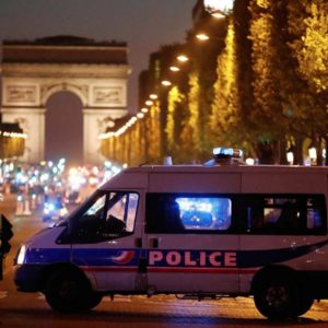 Parigi, attentato su Champs Elysees: morto un poliziotto