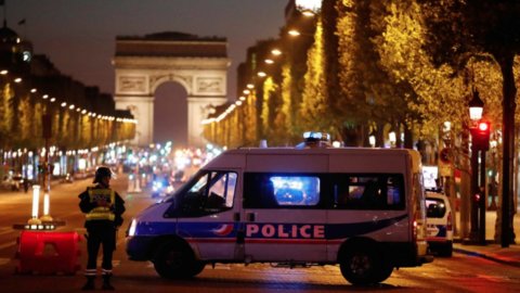 Paris'te Champs Elysees'e saldırı: Bir polis öldü