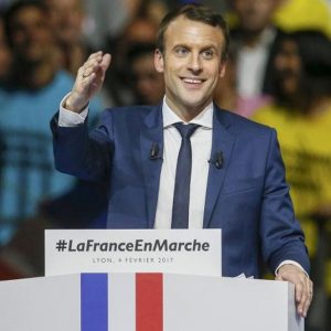 Francia, Macron vince il primo turno (23,86%) e va al ballottaggio con Le Pen (21,43%)