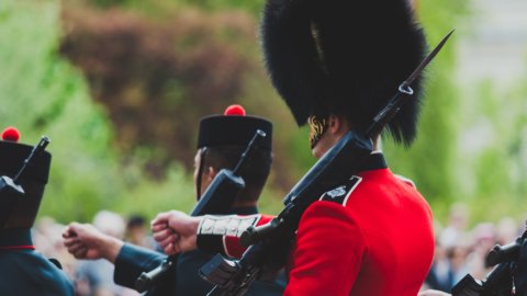 Palácio de Buckingham, reunião urgente: amarelo