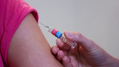 幼儿园强制接种疫苗（甚至麻疹），小学罚款