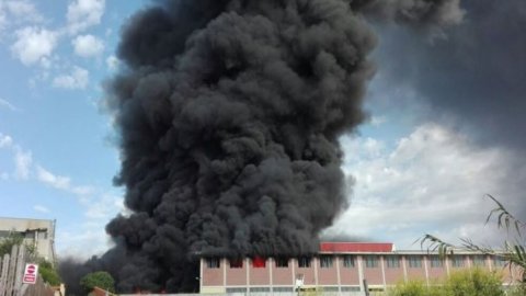 Rogo Pomezia, nube tossica verso Roma Sud