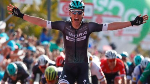 Giro: in Olbia Postlberger mocks the big names