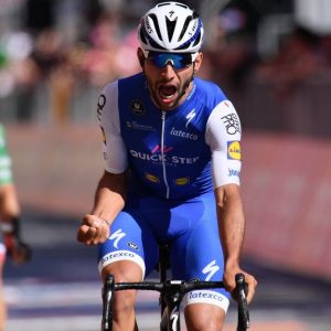 Giro, palco e camisa rosa para Gaviria