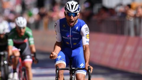 Giro, palco e camisa rosa para Gaviria