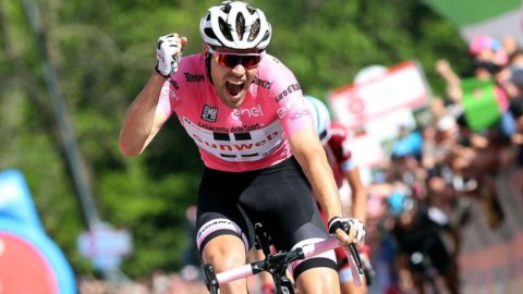 Vuelta, Dumoulin pone sus manos en la carrera