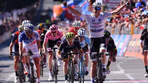 Giro: fair play Dumoulin, vince Jungels