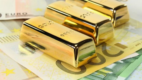 Euro erreicht neue Rekorde, Gold im Aufwind. Milan geht mit den Banken auf