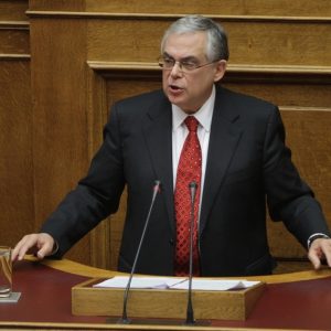 ギリシャ：パパデモス元首相への攻撃