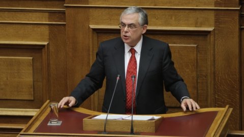 ギリシャ：パパデモス元首相への攻撃