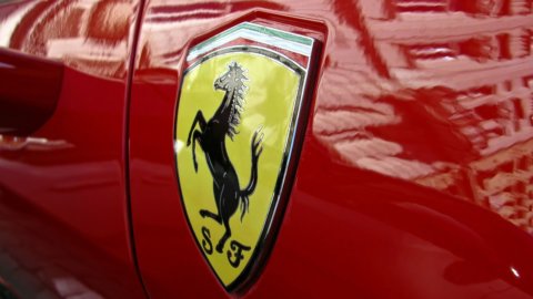 Record-breaking Ferrari: each share is worth 100 euros