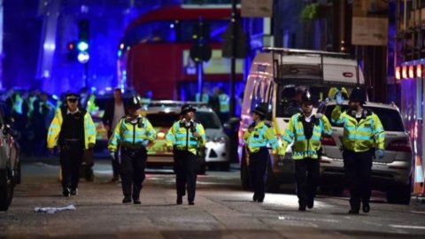 London, attack: van hits pedestrians