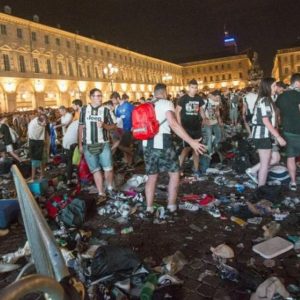 Torino, panică pe străzi: peste 1.500 de răniți