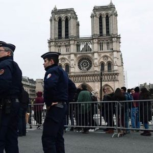 Parigi, spari a Notre Dame. Evacuata area