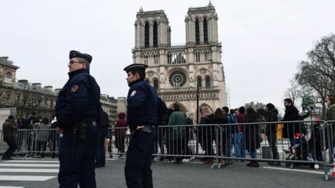 Parigi, spari a Notre Dame. Evacuata area