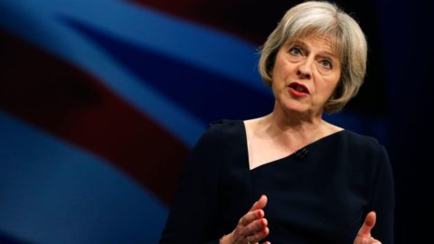 انتخابات المملكة المتحدة: مايو تحاول تشكيل حكومة هشة قبل خروج بريطانيا من الاتحاد الأوروبي