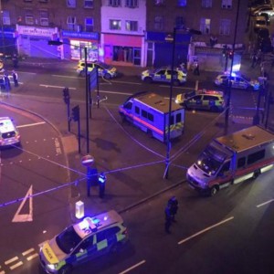 لندن: شاحنة صغيرة على المصلين خارج مسجد