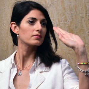 Roma: Raggi beraat etti, Pazar günü Ataç referandumu