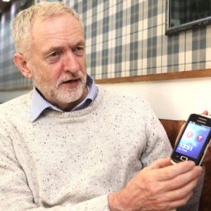 Elecciones en Reino Unido, el truco de Tinder para ayudar a Corbyn a decidirse