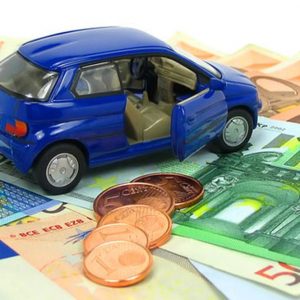 Assicurazioni, Ania: prezzi rc auto in calo, ma scende anche la raccolta