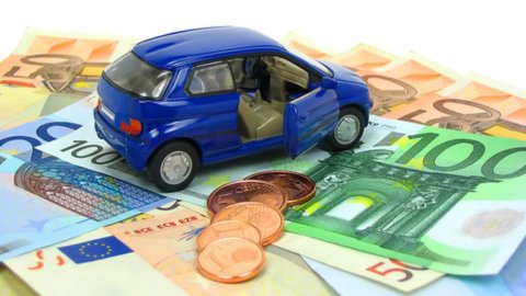 Assicurazioni, Ania: prezzi rc auto in calo, ma scende anche la raccolta