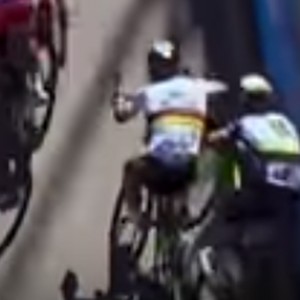 Tour de France: Sagan espulso per una gomitata a Cavendish (VIDEO)